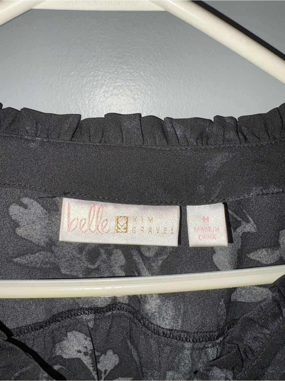Belle by Kim‎ Gravel Black Gray White Floral V-Neck Bell Sleeve Flowy Top Size M - Picture 4 of 6